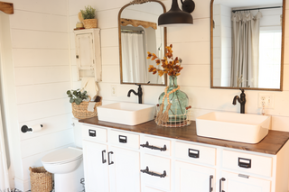 Step into Charm: The Farmhouse Bathroom Vanity