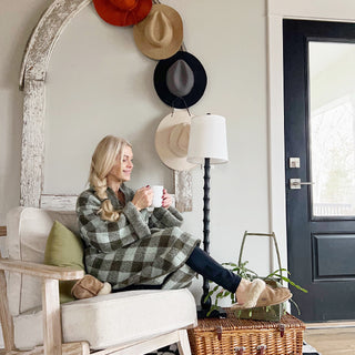 Modern Scalloped Base Floor Lamp