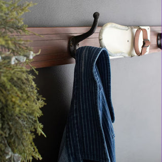 Vintage inspired wooden ski wall hanger with 4 metal hooks for coats and bags