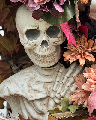 Peeking Skeleton Indoor/Outdoor Halloween Wall Accent