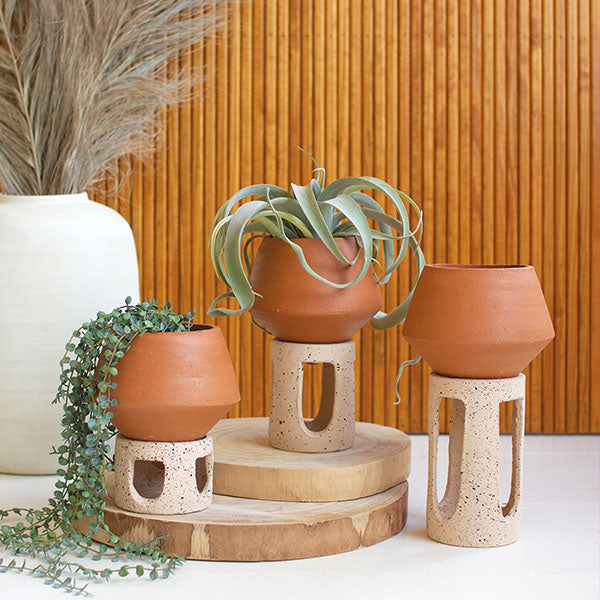 speckled planter pot clay-pot-planters-with-speckled-stands-set-of-3